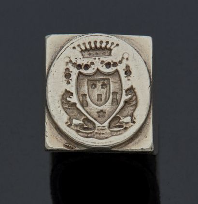 null LARGE CHEVALIER CACHET in silver chased with coat of arms
TDD: 60
Net weight:...