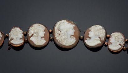 null BRACELET decorated in fall of seven cameos representing profiles in the antique.
Work...
