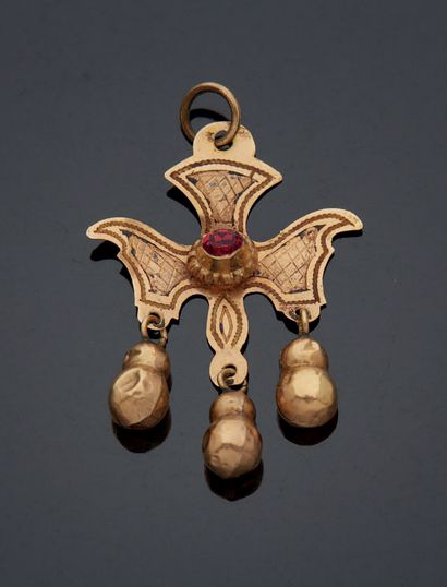  SMALL PENDANT in pink gold and red stone, French work of the 18th century. Gross...