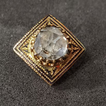 null 585 mm yellow gold square pearl pin with black enamel, set with a rose-cut diamond...