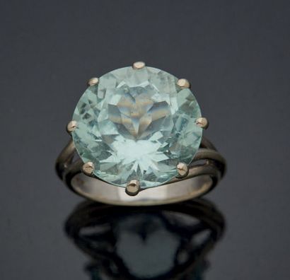 null RING in white gold wire 750 mm decorated with a round aquamarine.
Gross weight:...