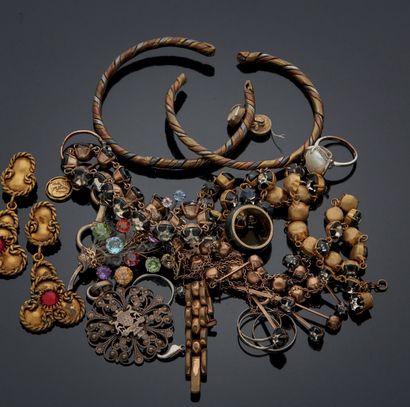 null ENSEMBLE de bijoux fantaisie comprenant: bracelets, colliers, bagues, broches,...