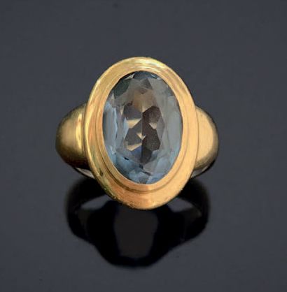  RING in yellow gold 750 mm set with a large light blue synthetic spinel. TDD: 55...
