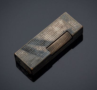 DUNHILL Lighter with godrons in silver plated metal.