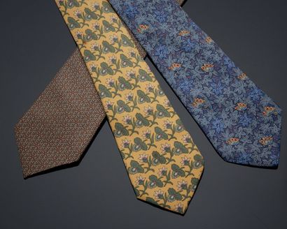 HERMES Ensemble de trois cravates en soie.