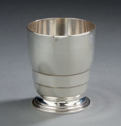 null A silver TIMBALE with steps in the Art-
Deco style.
Minerve hallmark.
Goldsmith:...