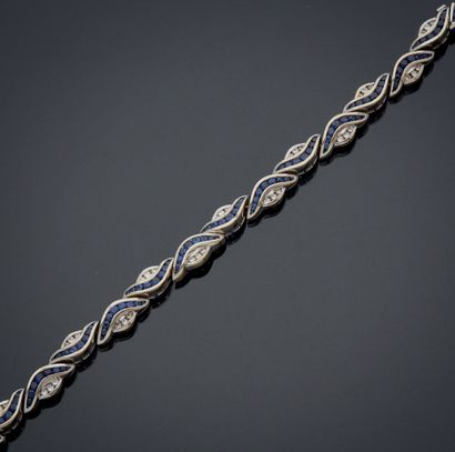 KRYPELL. ARTICULATED BRACELET in white gold 750 mm, composed of sinuous links alternately...