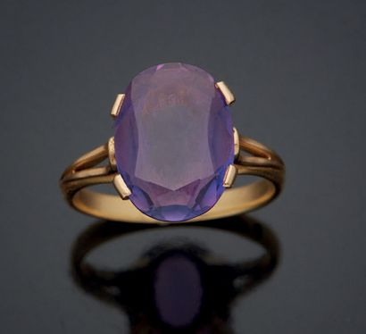 null RING in yellow gold 750 mm decorated with an imitation stone of violet colour,...