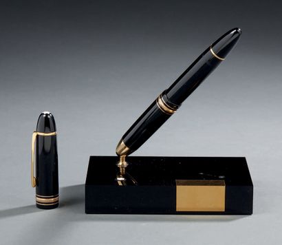 MONT BLANC Fountain pen and its display stand, the nib in 18K (750) yellow and white...