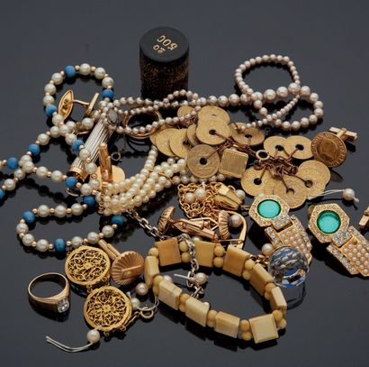 null ENSEMBLE de bijoux fantaisie comprenant: perles, bracelets, boutons de manchettes...
