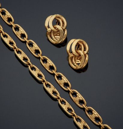 CELINE Fancy set in gold-plated metal consisting of a necklace with large links and...
