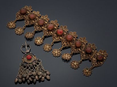 null BRACELET ET BOUCLE DE CAPE en métal filigrané et sertie de pierres ornementales...