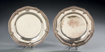 null Pair of silver plates, the border decorated with a frieze of ovals, applied...