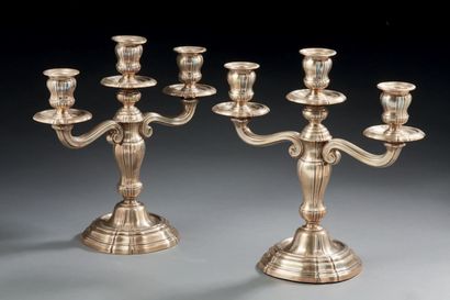 null A PAIR OF THREE LIGHT FLAMPS in weighted silver in the Louis XV style.
Minerve...