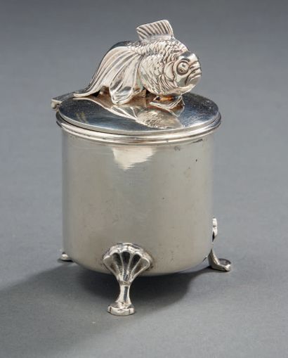 null SMALL silver MOUTARDIER, it rests on three feet, the catch in the shape of fish.
Foreign...