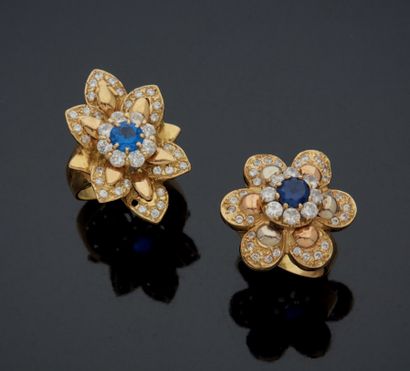 null TWO RINGS in vermeil forming flowers, set with blue and white imitation stones.
Gross...