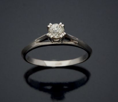 null BAGUE solitaire en or gris 750 mm ornée d'un diamant de taille ancienne pesant...