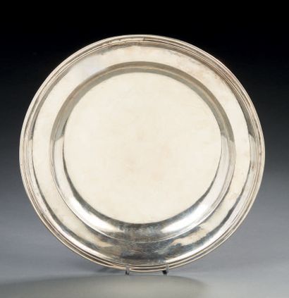 null Silver round dish. Erased coat of arms.
Province, XVIIIth century.
Weight: 748...