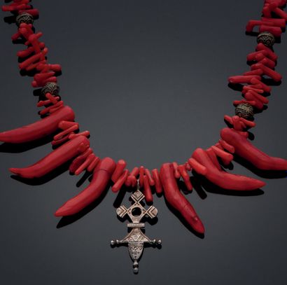 null NECKLACE made of coral branches and four pearls and an ethnic silver pendant.
Gross...