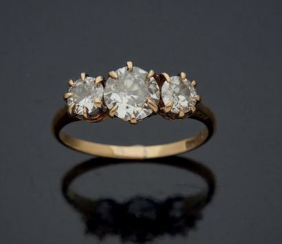  RIVER RING in yellow gold 750 mm set with three diamonds. Weight of the main diamond:...