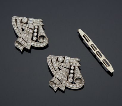 null BROCHE DITE DOUBLE-CLIP en platine et or gris 750 mm figurant deux motifs géométriques...