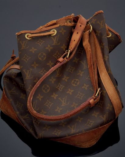 LOUIS VUITTON Sac “Noé” en toile Monogram et cuir naturel, fermeture par un lien...