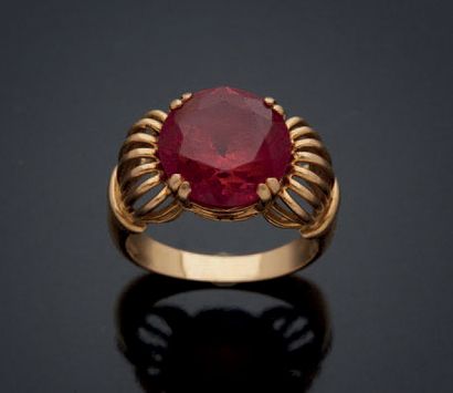  RING in yellow gold wire 750 mm set with a red stone TTD: 56 Weight: 7,85 g