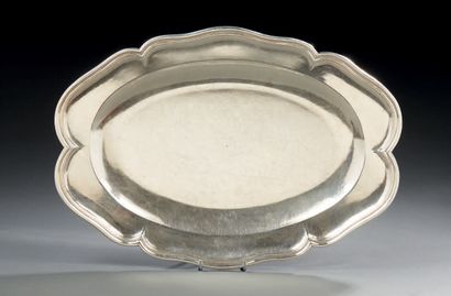 null Oval silver platter, the base decorated with fillets.
Paris 1749.
Weight: 920,7...