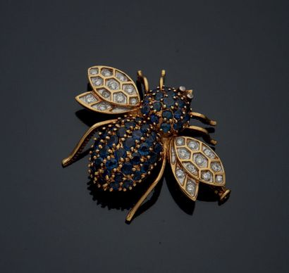null A yellow gold bee, the two pairs of wings and the eyes entirely set with brilliant-cut...
