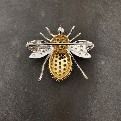 null Yellow gold and rhodium-plated brooch, the two pairs of wings entirely set with...