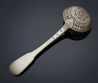 null Silver SAUPOUDRER SPOON, uniplat model.
Paris 1819-1838.
Weight: 94,3 g.