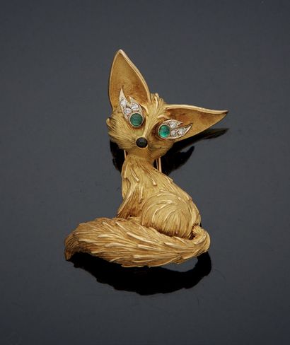 null A 750 mm yellow gold pin showing a fennec in observation, the eyes set with...