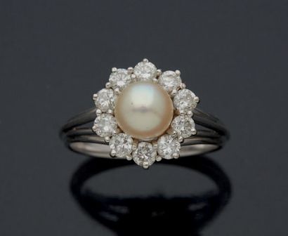  RING in white gold wire 750 mm decorated with a cultured pearl in a circle of brilliant-cut...