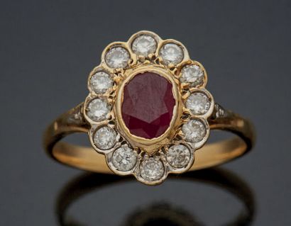 null MARGUERITE RING in yellow gold 750 mm with a small ruby in a circle of brilliant-cut...