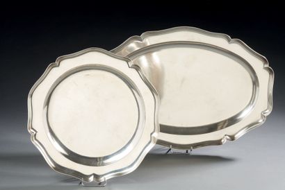 PUIFORCAT Set of an oval dish and a round dish, the edges curved.
Minerve hallmark.
Goldsmith:...