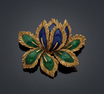 null Floral brooch in yellow gold 750 mm, green and blue enamel. French work of the...