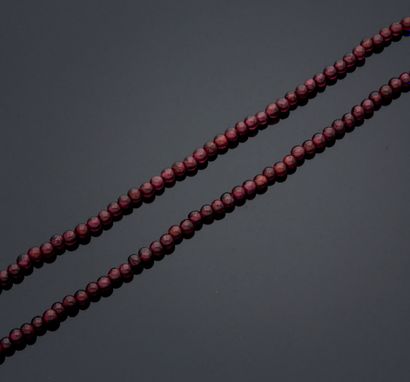 null SAUTOIR of garnet beads.
Length: 68 cm
