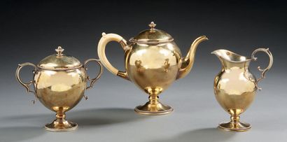 HOWARD & CO A vermeil tea set composed of a teapot, a milk jug and a sugar bowl....