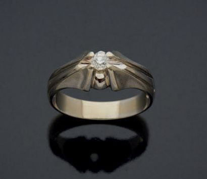  SOLITARY RING in white gold 750 mm set with a small brilliant-cut diamond. TDD:...