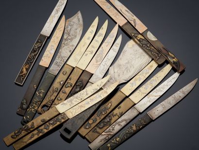 null SET OF FOURTEEN SERVING KNIVES, the handles with japanese decorations of aminals...
