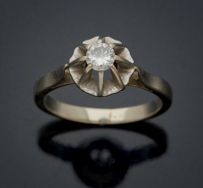 null SOLITARY RING in white gold set with a modern cut diamond (approx. 0.20 ct)....