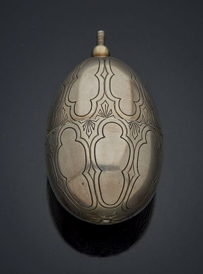 null EGG FORMING COQUETIER in silver, the body finely chased.
Foreign work.
Gross...
