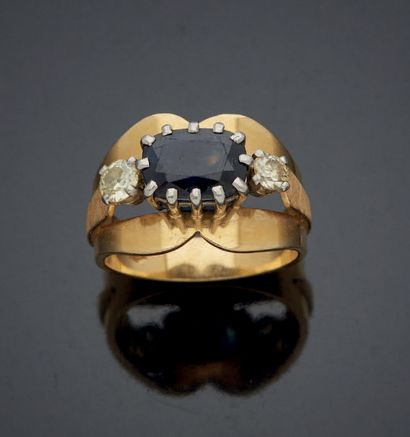 null Yellow gold 750 mm and platinum ring centered on an oval Australian sapphire...
