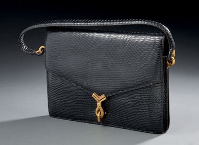 HERMES Sac modèle cordeau en cuir de lézard noir, fermoir cordage en métal doré.
Bandoulière.
Dim.:...