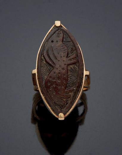  Yellow gold navette ring 750 mm decorated with a wooden motif representing a crocodile....