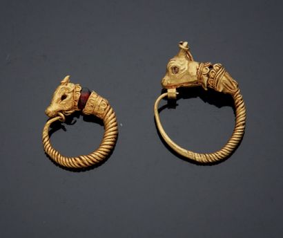 ETRURIE, IIIÈ SIÈCLE AV. JC. TWO 900 mm yellow gold EARRINGS, one composed of a twisted...