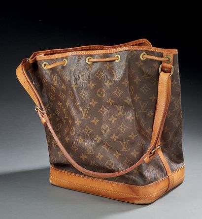 LOUIS VUITTON Large bag "Noé" in canvas
Monogram and natural leather, closure by...