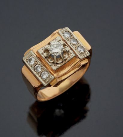 null BAGUE CHEVALIÈRE en or jaune 750 mm et platine sertie d'un diamant brillanté...