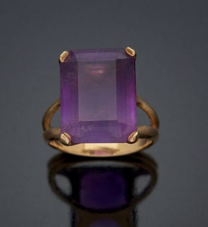 null Modern ring in yellow gold 750 mm set with an emerald cut amethyst (frosts)...