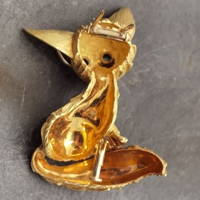 null A 750 mm yellow gold pin showing a fennec in observation, the eyes set with...